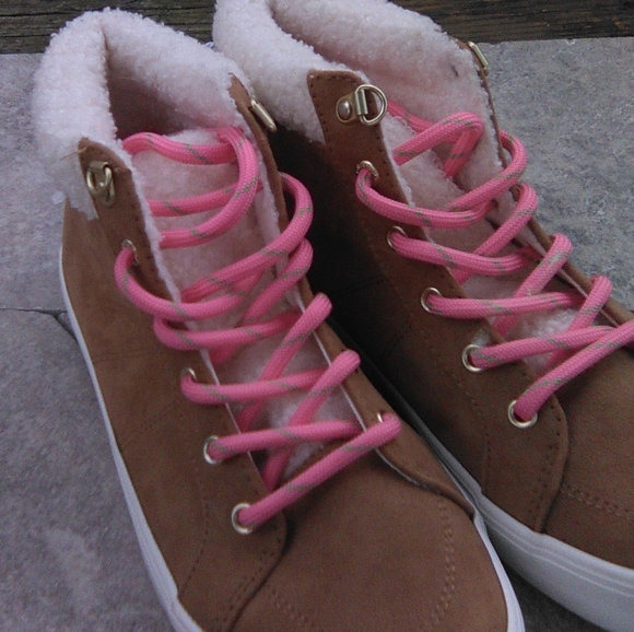 Old Navy Sneakers Wm 5 Tan Suede Sherpa Lined NWT Barbiecore - Picture 4 of 7